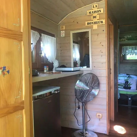 Roulotte Dans Un Cadre Verdoyant * Hermelinghen