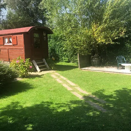 Roulotte Dans Un Cadre Verdoyant *