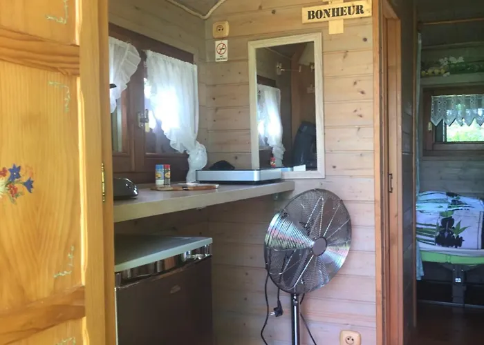 Roulotte Dans Un Cadre Verdoyant * Hermelinghen