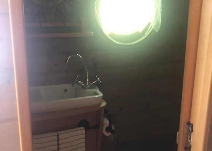 Holiday home Roulotte Dans Un Cadre Verdoyant Hermelinghen