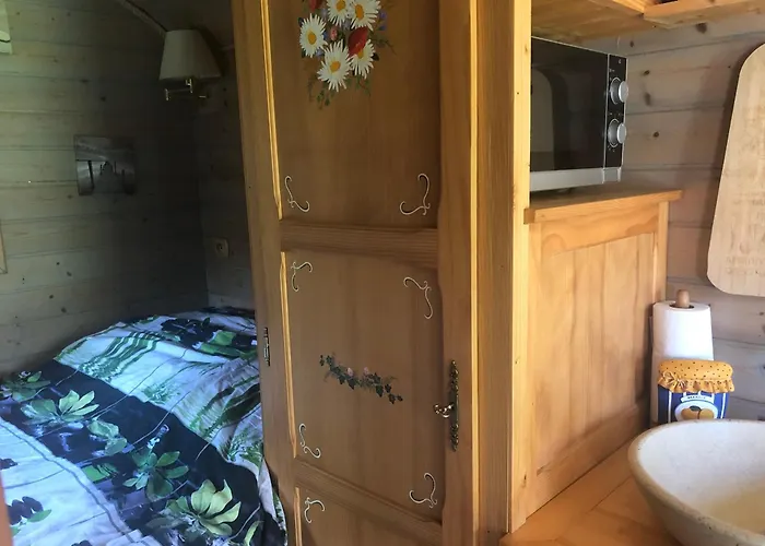 Holiday home Roulotte Dans Un Cadre Verdoyant *