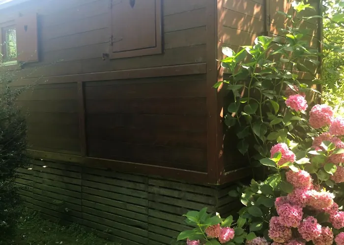 Holiday home Roulotte Dans Un Cadre Verdoyant Hermelinghen